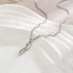 Ατσάλινο κολιέ με στιλπνό κρεμαστό